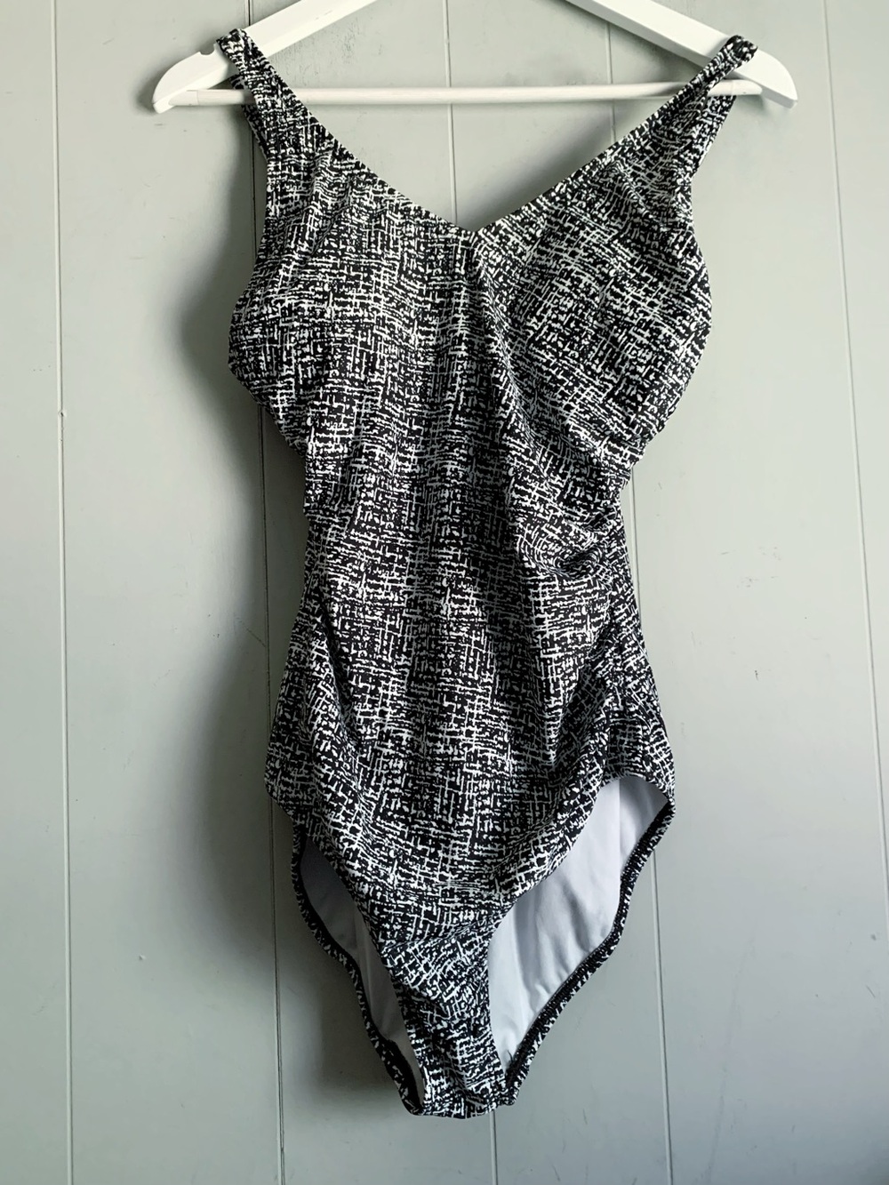 Speedo Women's V-Neck Shirred Side One-Piece Swimsuit B&W 12